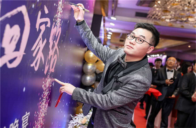 【高光“疫”事】勇敢逆行的特殊“网约车”——304am永利90后，用信念打通生命运输线